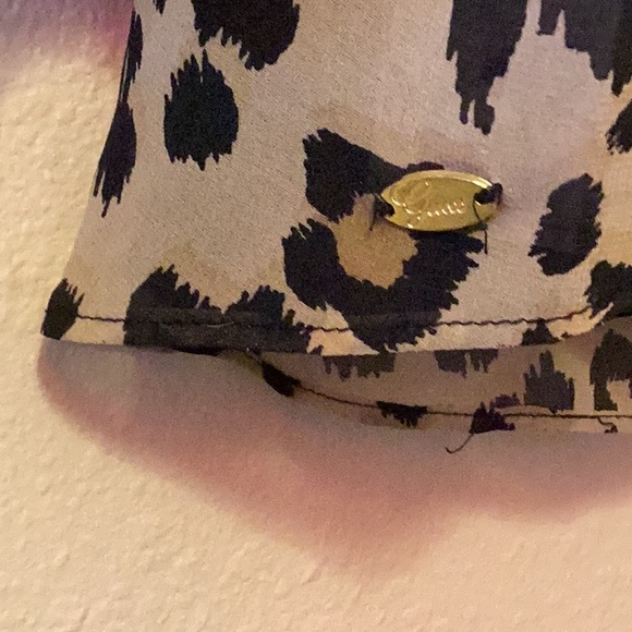 Like new Guess Leopard jungle safari open arm sheer low cut v neck blouse size S - Picture 8 of 9